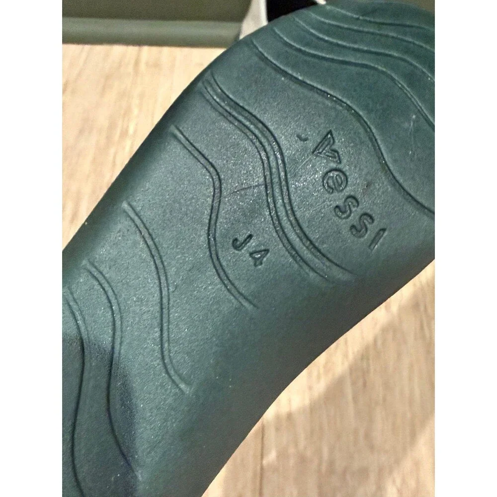 Vessie Gray Waterproof Girls Shoes size 4